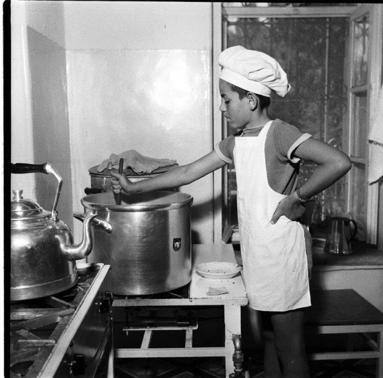ילד בבית ספר הכרמלי לומד טבחות 1956