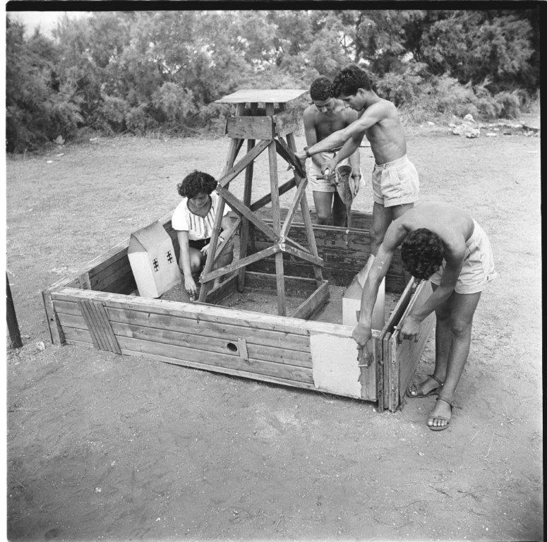 ילדים בונים דגם חומה ומגדל, עליית הנוער נתניה, 1953