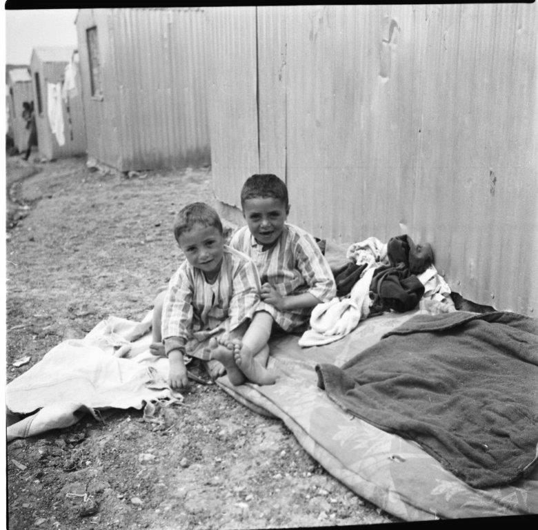 ילדים במעברת תלפיות ירושלים, 1954