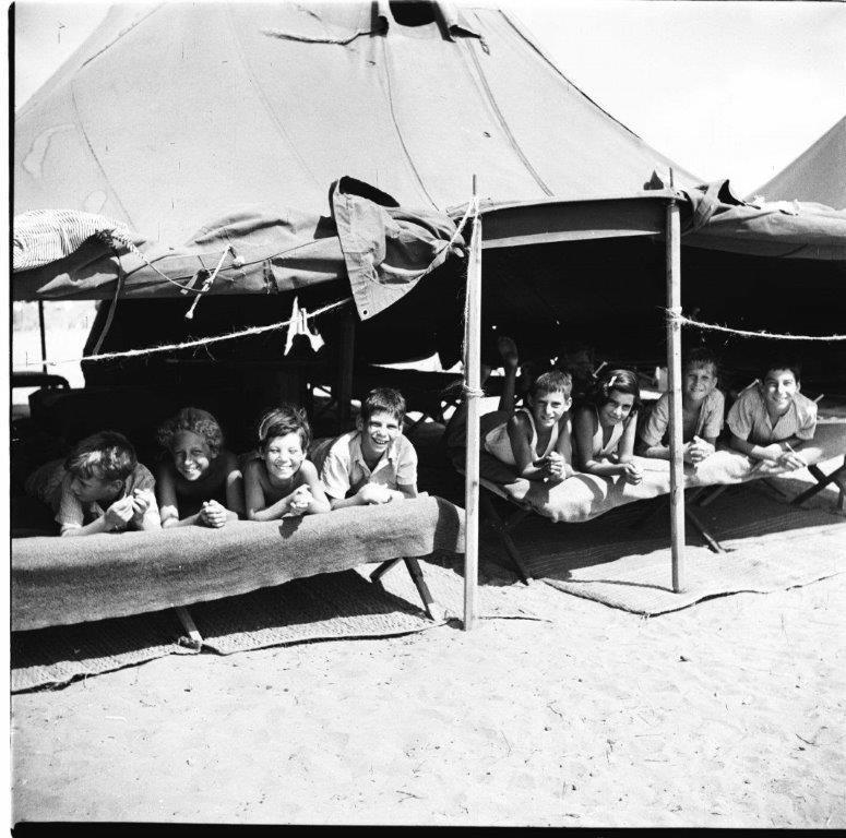 נופש לילדי המעברות בכפר ויתקין 1953