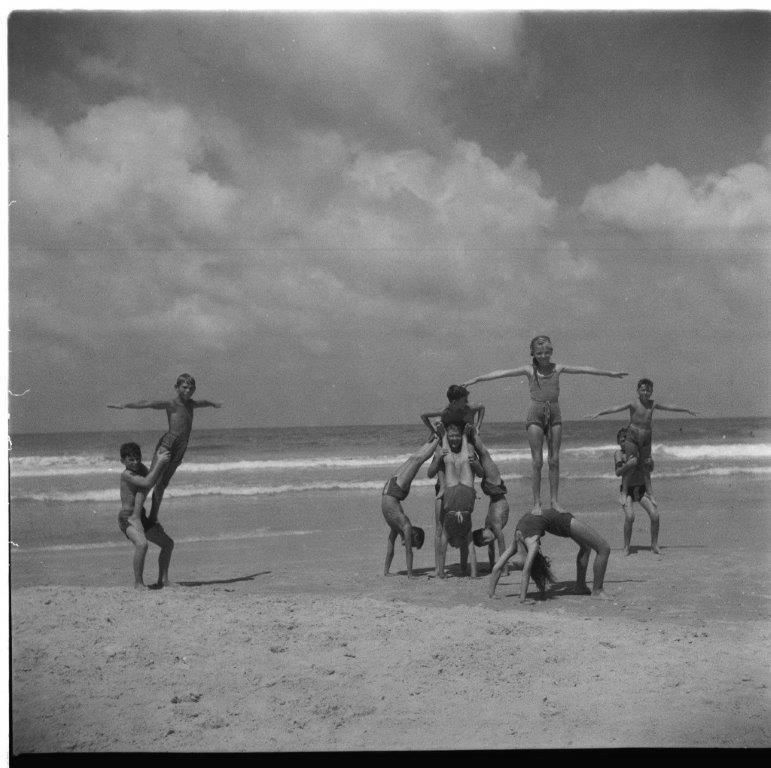 על חוף הים קייטנה במשמר השרון 1954