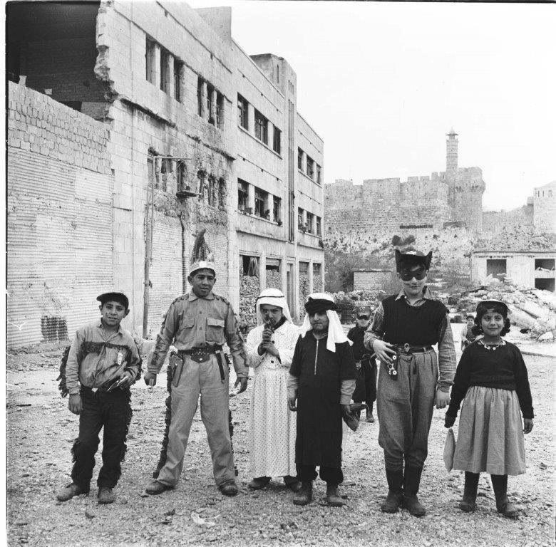 פורים על קו הגבול, רחוב ממילא, מוסררה ירושלים 1956