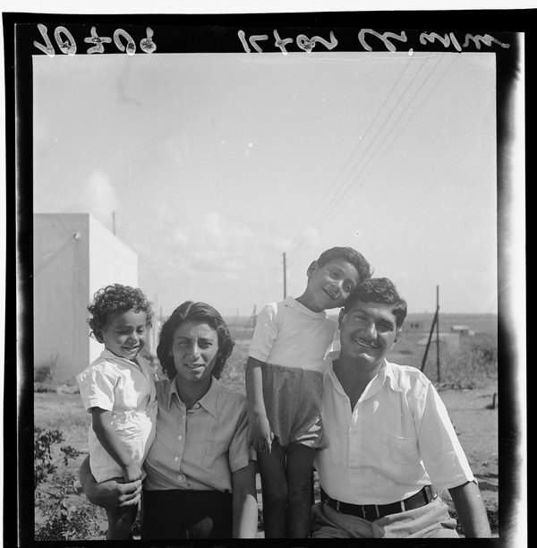 1342952 משפחה עולים מתימן במושב אלישיב, 1939