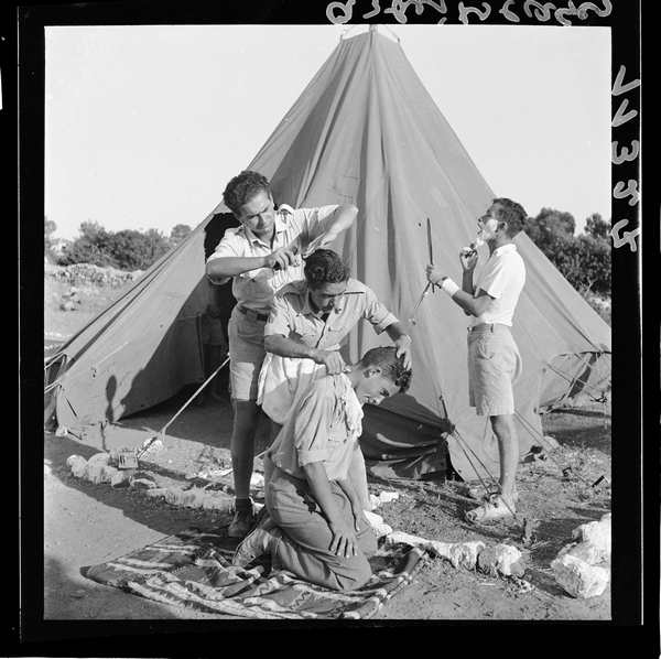 פועלים ליד האוהל בתספורת, מחנה פועלים ליד זכרון יעקב, 1939
