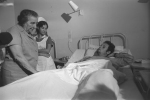 ראש הממשלה גולדה מאיר מבקרת חיילים פצועים בבית החולים תל השומר, 15 באוקטובר 1973. צילם: חנניה הרמן, לשכת העיתונות הממשלתית