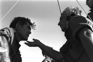 הרמטכ"ל דוד אלעזר (משמאל) משוחח עם האלוף אריאל שרון, 19 באוקטובר 1973. צילם: דוד רובינגר, לשכת העיתונות הממשלתית
