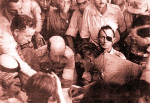 שה דיין ,עבדאללה א-תל ועוזריהם בעת חתימתם על הסכם הפסקת האש בירושלים, 30.11.1948, מתוך 'ויקישיתוף' (התצלום עובד לקובץ על-ידי תמר הירדני)