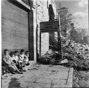 צילומי רגע - חיים על הגבול - מול שער יפו, 1955