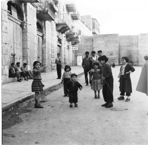 צילומי רגע - חיים על הגבול, רחוב ממילא ירושלים, 1955