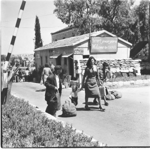 ליד צריף המכס - ברוכים הבאים, מעבר מנדלבאום, ירושלים, 1958