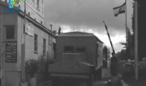 שיירה בדרך להר הצופים יוצאת עוברת בדיקות בשער מנדלבאום, 1958