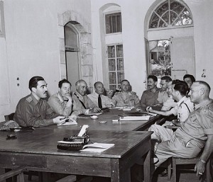 קצינים ישראלים וירדנים במפגש ליד שער מנדלבאום יחד עם נציג האום, 8.6.1953, הצלם - טדי בראונר, לעמ