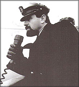 מפקד הצוללת "דקר" יעקב רענן על גשר הפיקוד בעת עזיבתה את נמל פורטסמות', 9 בינואר 1968
