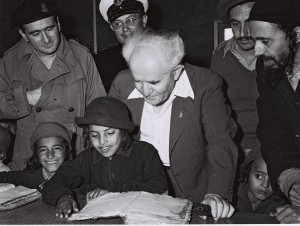 בן גוריון צופה בילדים תימנים לומדים במעברת פרדיה, 22.11.1950. צלם דוד אלדן, לע"מ