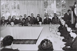 שיחות שביתת הנשק בין ישראל למצרים במלון השושנים ברודוס, ינואר 1949.