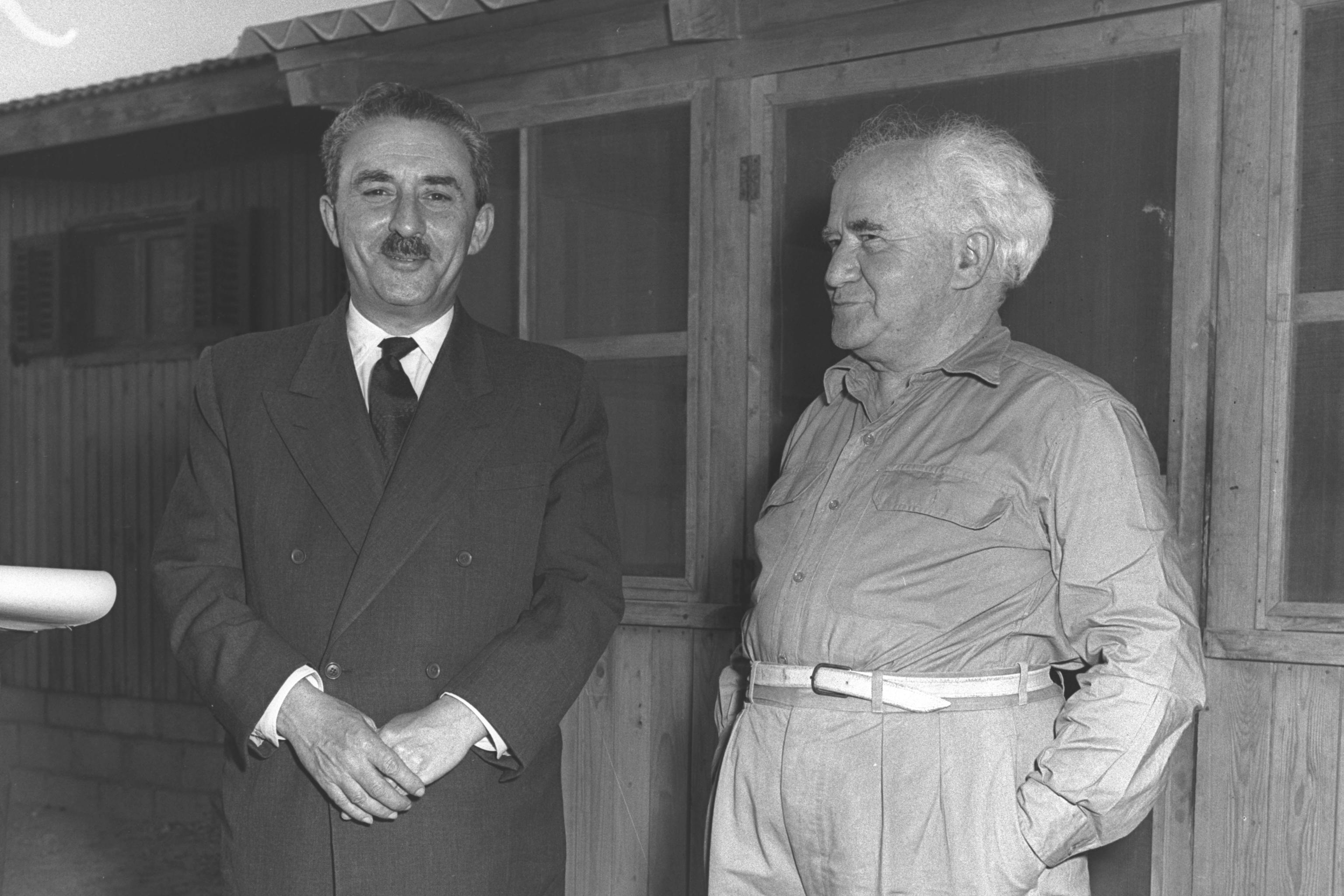ראש הממשלה משה שרת עם דוד בן-גוריון בשדה בוקר, פברואר 1955 |