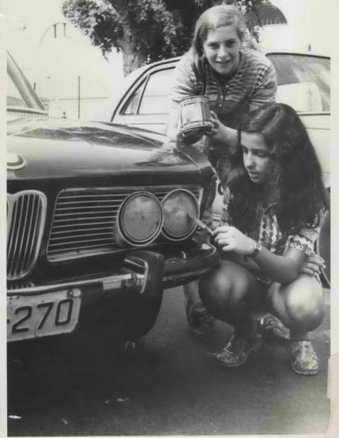 ISA-Collections-TelegraphPhotos-000ytei-תלמידים בתל-אביב צובעים את פנסי המכוניות כדי לעמעם את אורם
