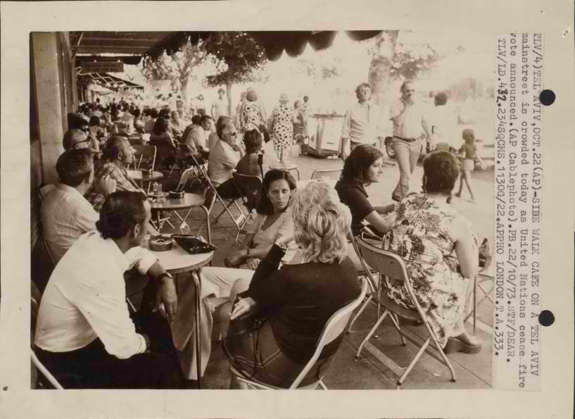 ISA-Collections-TelegraphPhotos-000yzbs-בית קפה הומה אדם בתל אביב