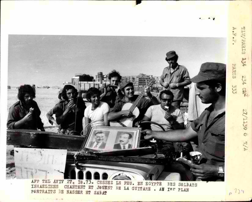 ISA-Collections-TelegraphPhotos-000yzcz-חיילים ישראלים במצרים שרים ומנגנים בגיטרה בזמן הפסקת האש