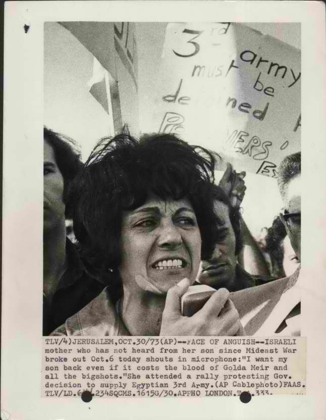 ISA-Collections-TelegraphPhotos-000z2w5-אמא בהפגנה