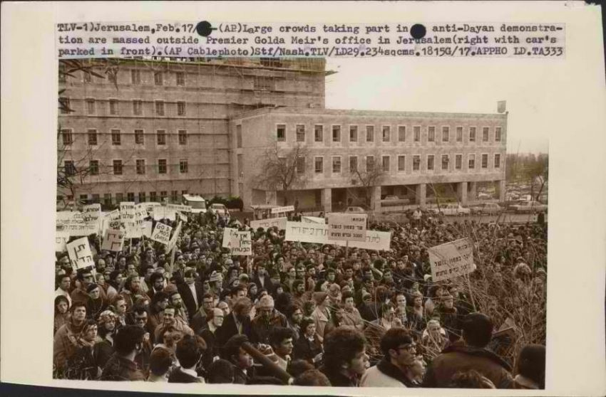 ISA-Collections-TelegraphPhotos-000z3ix-הפגנה נגד משה דיין