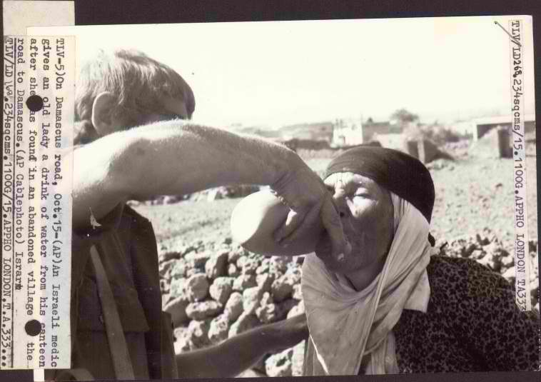 ISA-Collections-TelegraphPhotos-000z8md-חייל משקה קשישה סורית