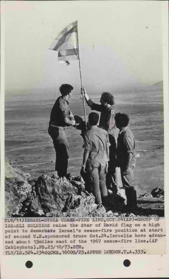 ISA-Collections-TelegraphPhotos-000z8o2-קבוצת חיילים ישראליים מניפים את דגל ישראל בנקודה גבוהה בתור סימן-גבול בקו הפסקת האש עם סוריה.