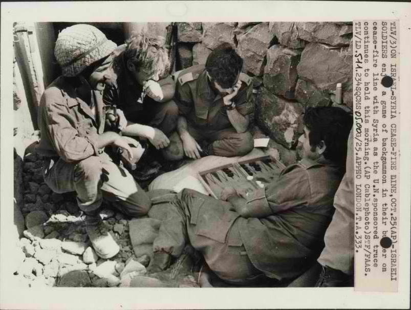 ISA-Collections-TelegraphPhotos-000za89-חיילים ישראלים נהנים ממשחק שש-בש בתוך הבונקר שלהם בקו הפסקת-האש עם סוריה
