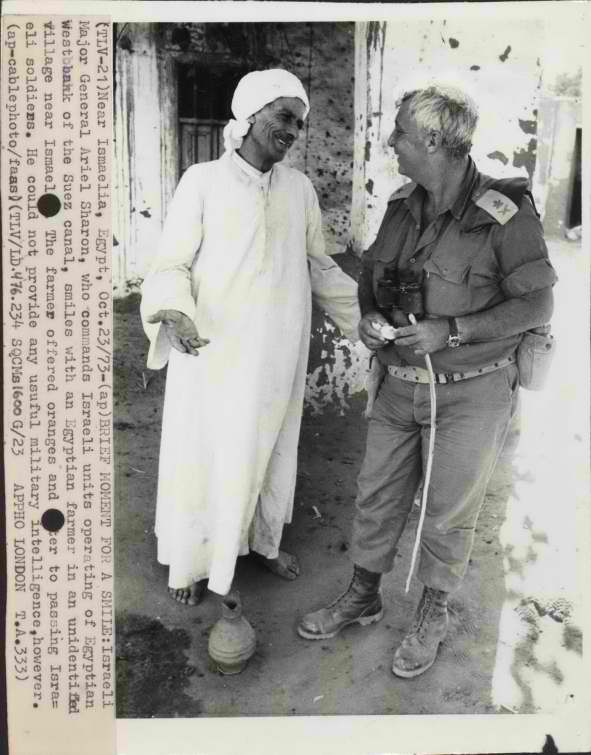 ISA-Collections-TelegraphPhotos-000za8m-אריק שרון עם איכר מצרי