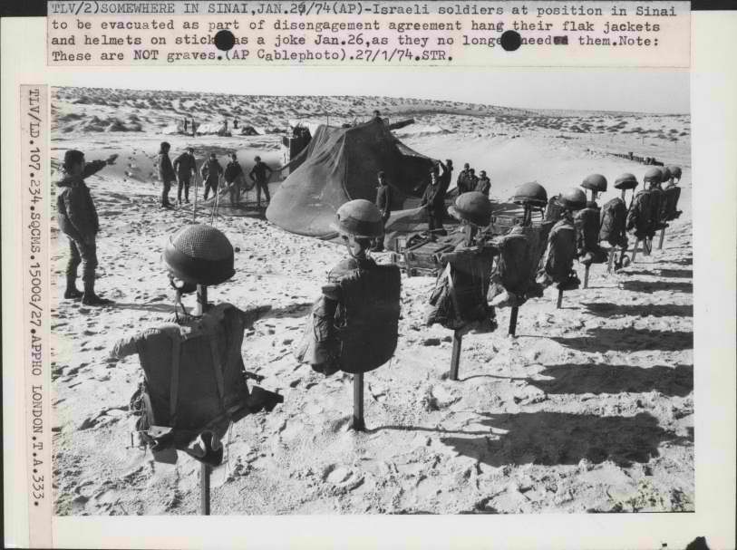 ISA-Collections-TelegraphPhotos-000za93-אפודות מגן וקסדות השייכות לחיילים בסיני תלויות על יתדות