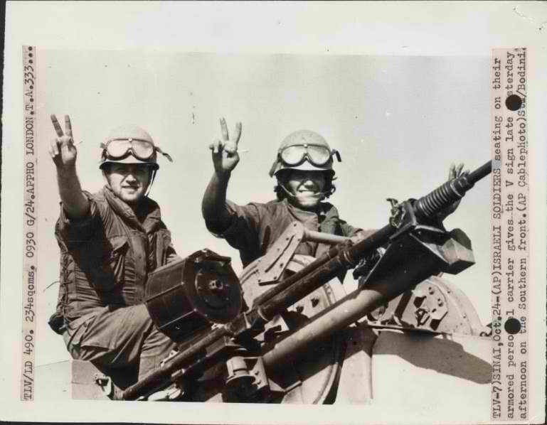 ISA-Collections-TelegraphPhotos-000zfm9-חיילים מנופפים בידיהם את סמל הניצחון