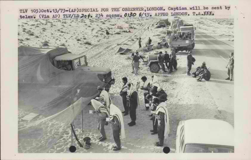 ISA-Collections-TelegraphPhotos-000zfvn-חיילי צהל בשעת תפילה, עוטים טליתות על ראשיהם באמצע המדבר.