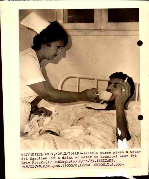 ISA-Collections-TelegraphPhotos-000zg7a-טיפול רפואי בשבוי מצרי בבית החולים