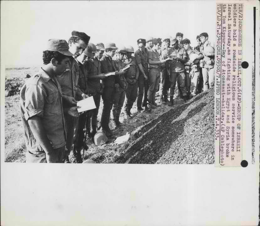 ISA-Collections-TelegraphPhotos-000yzcc-חיילים מתפללים לצד הדרך ביום כיפור