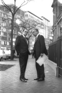 בשנת 1973, כשרבין סיים את תפקידו כשגריר, החליף אותו דיניץ בתפקיד. דיניץ (שמאל) ורבין (ימין) משוחחים ליד בלייר האוס בוושינגטון כחודש לפני חילופי התפקידים, 1/2/1973 . צילום: משה מילנר, לע”מ